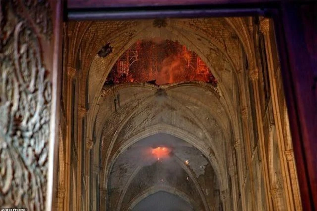 Hiện trường vụ hỏa hoạn kinh hoàng tàn phá nhà thờ Đức Bà Paris - 12