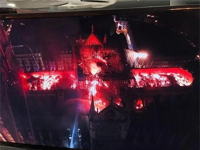 Hiện trường vụ hỏa hoạn kinh hoàng tàn phá nhà thờ Đức Bà Paris - 13