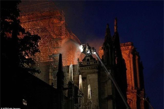 Hiện trường vụ hỏa hoạn kinh hoàng tàn phá nhà thờ Đức Bà Paris - 14