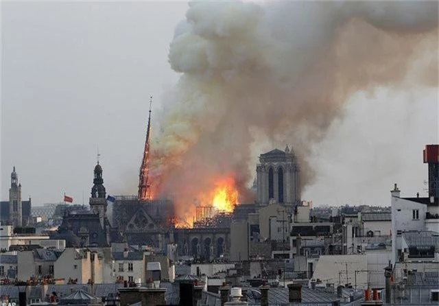 Hiện trường vụ hỏa hoạn kinh hoàng tàn phá nhà thờ Đức Bà Paris - 15