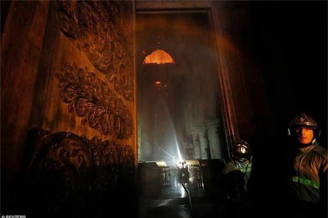 Hiện trường vụ hỏa hoạn kinh hoàng tàn phá nhà thờ Đức Bà Paris - 18