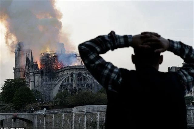 Hiện trường vụ hỏa hoạn kinh hoàng tàn phá nhà thờ Đức Bà Paris - 19
