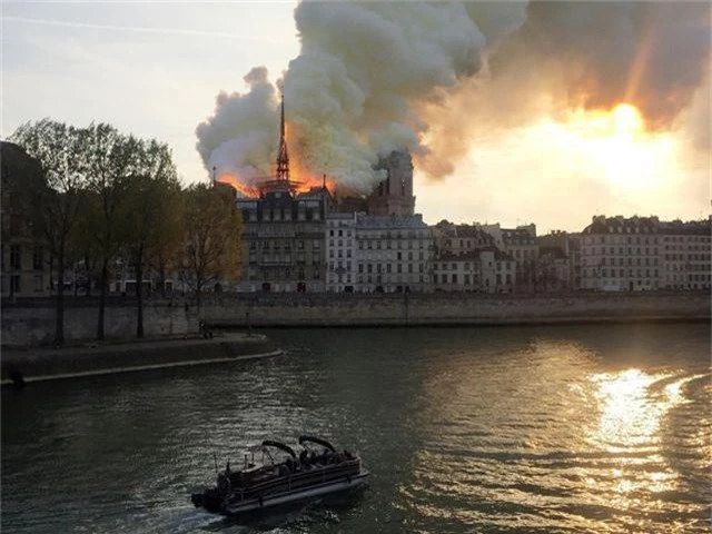 Hiện trường vụ hỏa hoạn kinh hoàng tàn phá nhà thờ Đức Bà Paris - 2