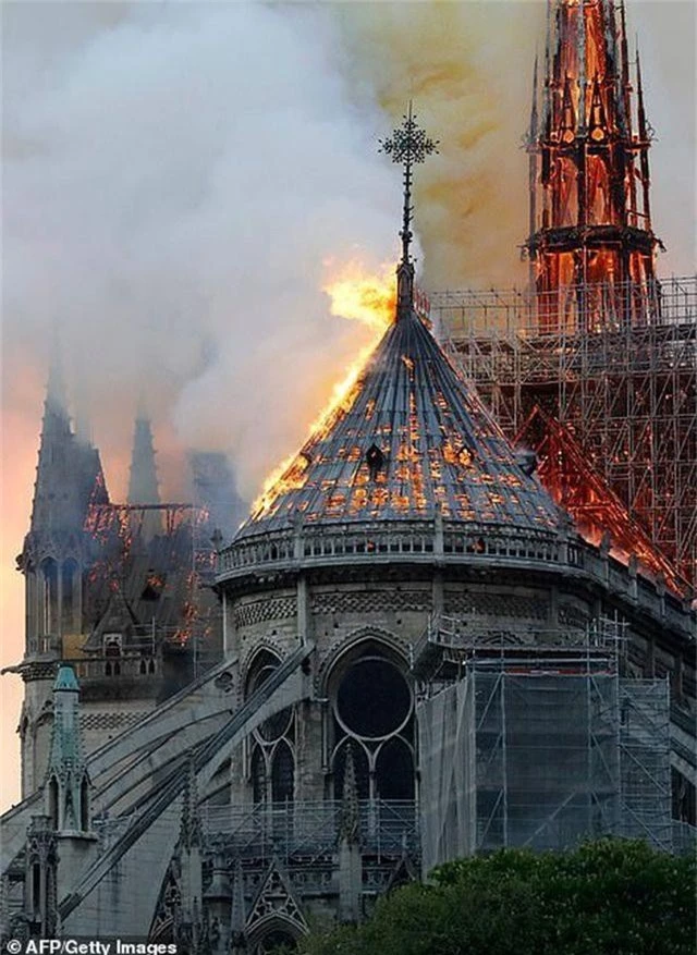 Hiện trường vụ hỏa hoạn kinh hoàng tàn phá nhà thờ Đức Bà Paris - 20