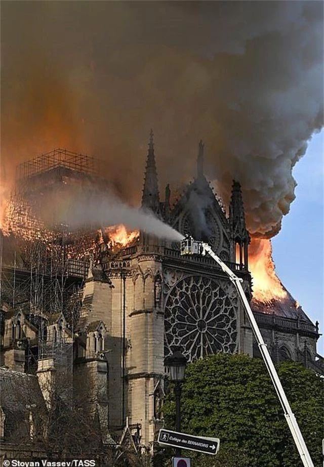 Hiện trường vụ hỏa hoạn kinh hoàng tàn phá nhà thờ Đức Bà Paris - 22