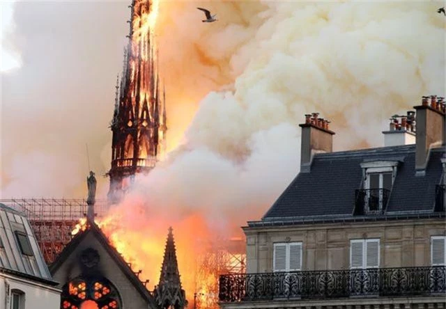 Hiện trường vụ hỏa hoạn kinh hoàng tàn phá nhà thờ Đức Bà Paris - 3
