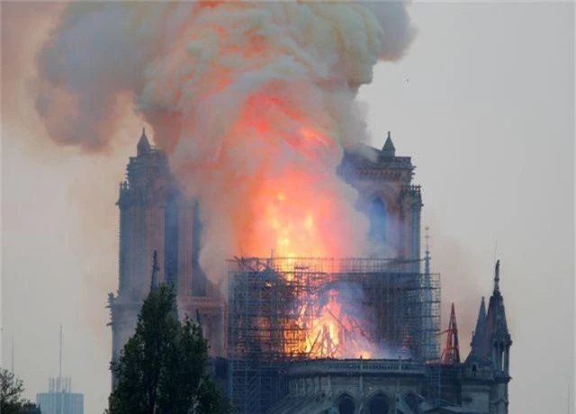 Hiện trường vụ hỏa hoạn kinh hoàng tàn phá nhà thờ Đức Bà Paris - 5