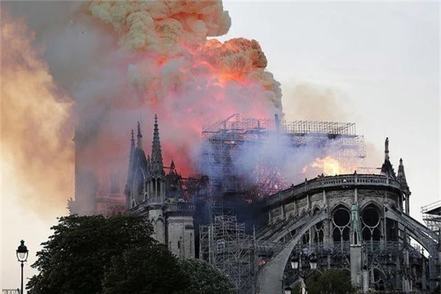 Hiện trường vụ hỏa hoạn kinh hoàng tàn phá nhà thờ Đức Bà Paris - 7