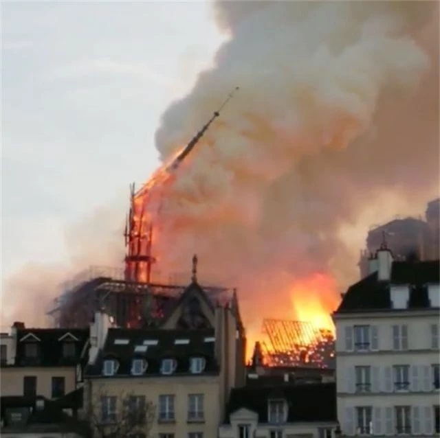 Hiện trường vụ hỏa hoạn kinh hoàng tàn phá nhà thờ Đức Bà Paris - 8