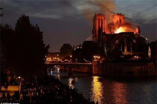 Nhà thờ Đức Bà Paris, Pháp chìm trong biển lửa - 10
