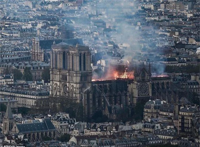 Nhà thờ Đức Bà Paris, Pháp chìm trong biển lửa - 5