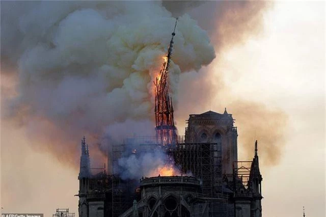 Nhà thờ Đức Bà Paris, Pháp chìm trong biển lửa - 7