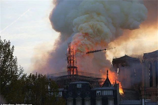 Nhà thờ Đức Bà Paris, Pháp chìm trong biển lửa - 9