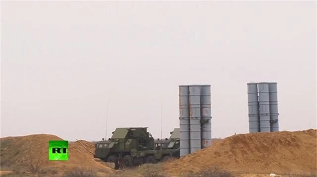 “Rồng lửa” S-300 của Nga phóng liên tiếp loạt tên lửa phòng không - 1