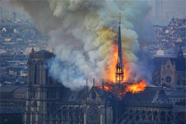 Tháp chuông Nhà thờ Đức Bà Paris đổ sập trong vụ cháy khủng khiếp - 1