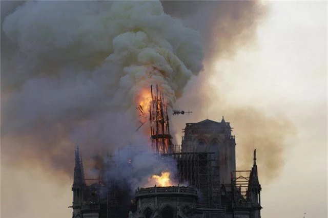 Tháp chuông Nhà thờ Đức Bà Paris đổ sập trong vụ cháy khủng khiếp - 10