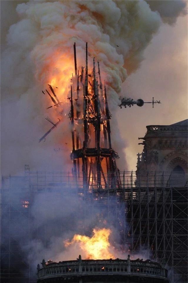 Tháp chuông Nhà thờ Đức Bà Paris đổ sập trong vụ cháy khủng khiếp - 11