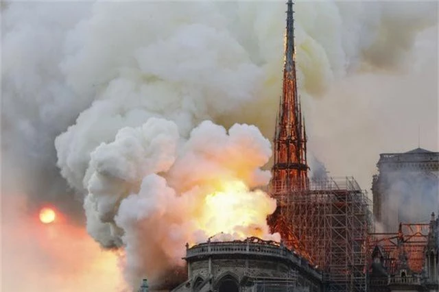 Tháp chuông Nhà thờ Đức Bà Paris đổ sập trong vụ cháy khủng khiếp - 3