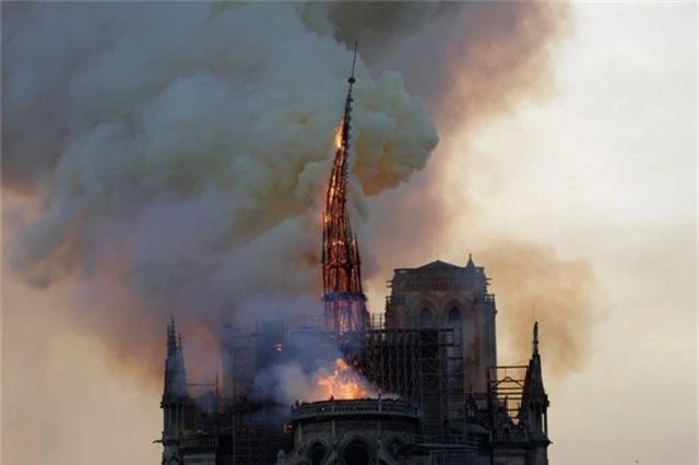 Tháp chuông Nhà thờ Đức Bà Paris đổ sập trong vụ cháy khủng khiếp - 7