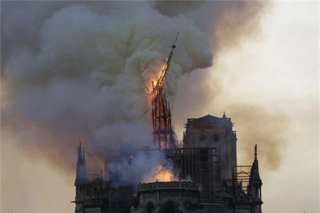 Tháp chuông Nhà thờ Đức Bà Paris đổ sập trong vụ cháy khủng khiếp - 8