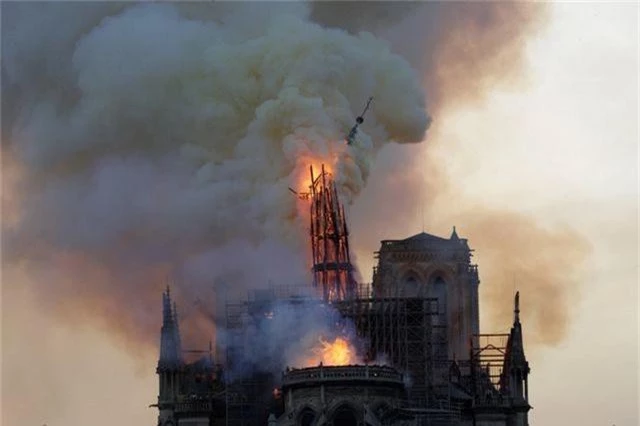 Tháp chuông Nhà thờ Đức Bà Paris đổ sập trong vụ cháy khủng khiếp - 9