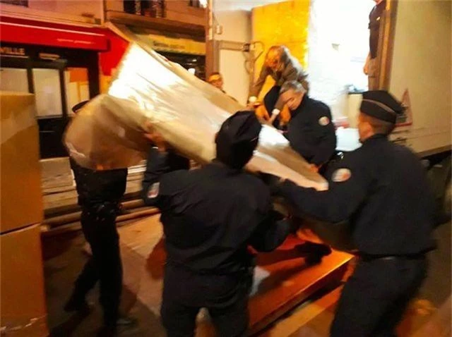 Cuộc chạy đua di dời cổ vật giữa đêm trong vụ cháy Nhà thờ Đức Bà Paris - 1 Cuộc chạy đua di dời cổ vật giữa đêm trong vụ cháy Nhà thờ Đức Bà Paris - 1
