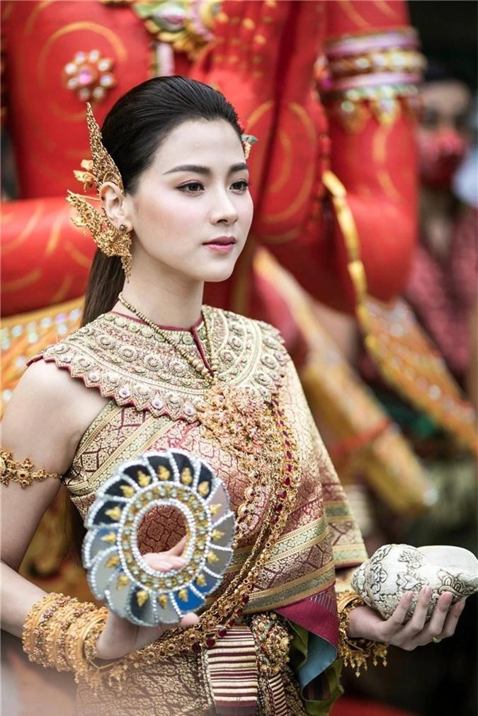 Dân tình náo loạn với nhan sắc cực phẩm của nữ thần Thungsa trong lễ Songkran 2019 tại Thái Lan - Ảnh 3.