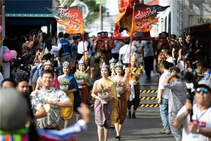 Dân tình náo loạn với nhan sắc cực phẩm của nữ thần Thungsa trong lễ Songkran 2019 tại Thái Lan - Ảnh 13.