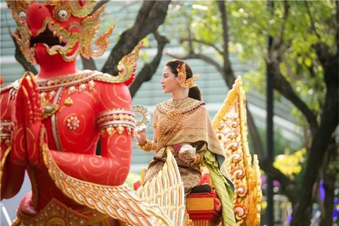 Dân tình náo loạn với nhan sắc cực phẩm của nữ thần Thungsa trong lễ Songkran 2019 tại Thái Lan - Ảnh 7.