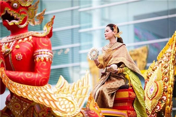 Dân tình náo loạn với nhan sắc cực phẩm của nữ thần Thungsa trong lễ Songkran 2019 tại Thái Lan - Ảnh 8.