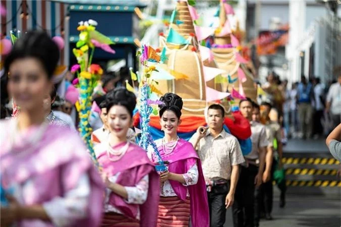 Dân tình náo loạn với nhan sắc cực phẩm của nữ thần Thungsa trong lễ Songkran 2019 tại Thái Lan - Ảnh 12.