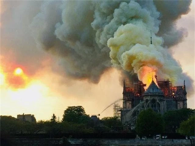 Hé lộ nguyên nhân ban đầu vụ hỏa hoạn kinh hoàng ở Nhà thờ Đức Bà Paris - 1