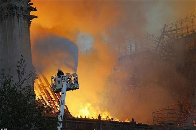 Hé lộ nguyên nhân ban đầu vụ hỏa hoạn kinh hoàng ở Nhà thờ Đức Bà Paris - 2