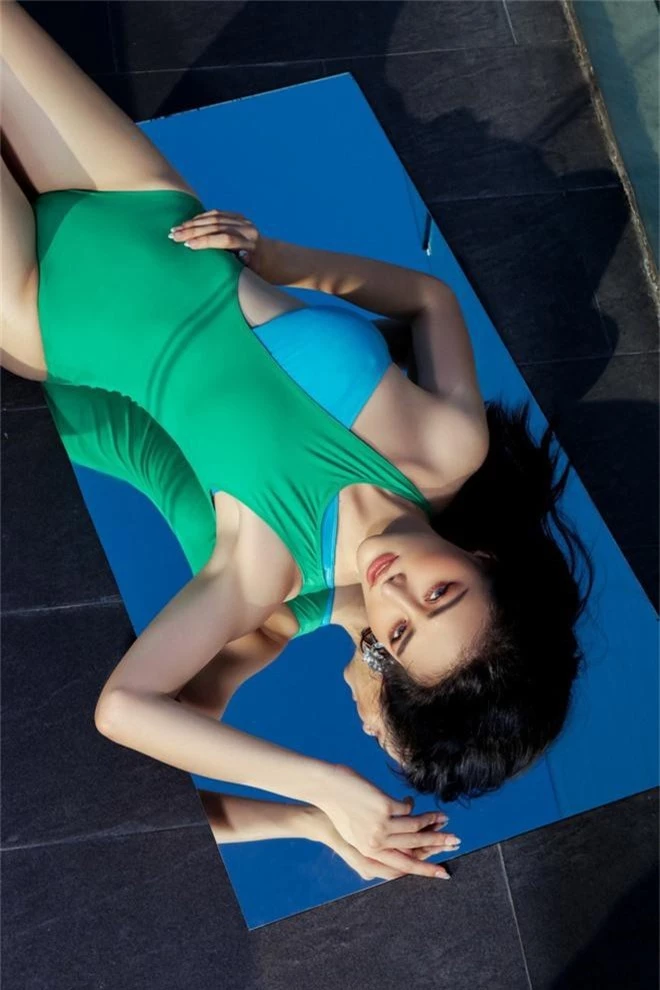 Hoa hậu Phương Khánh mặc bikini khoe body nóng bỏng, chân dài thẳng tắp trên nóc toà nhà cao tầng - Ảnh 10.