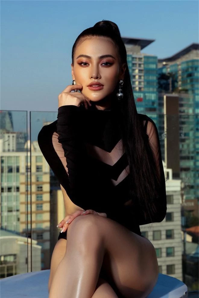 Hoa hậu Phương Khánh mặc bikini khoe body nóng bỏng, chân dài thẳng tắp trên nóc toà nhà cao tầng - Ảnh 15.