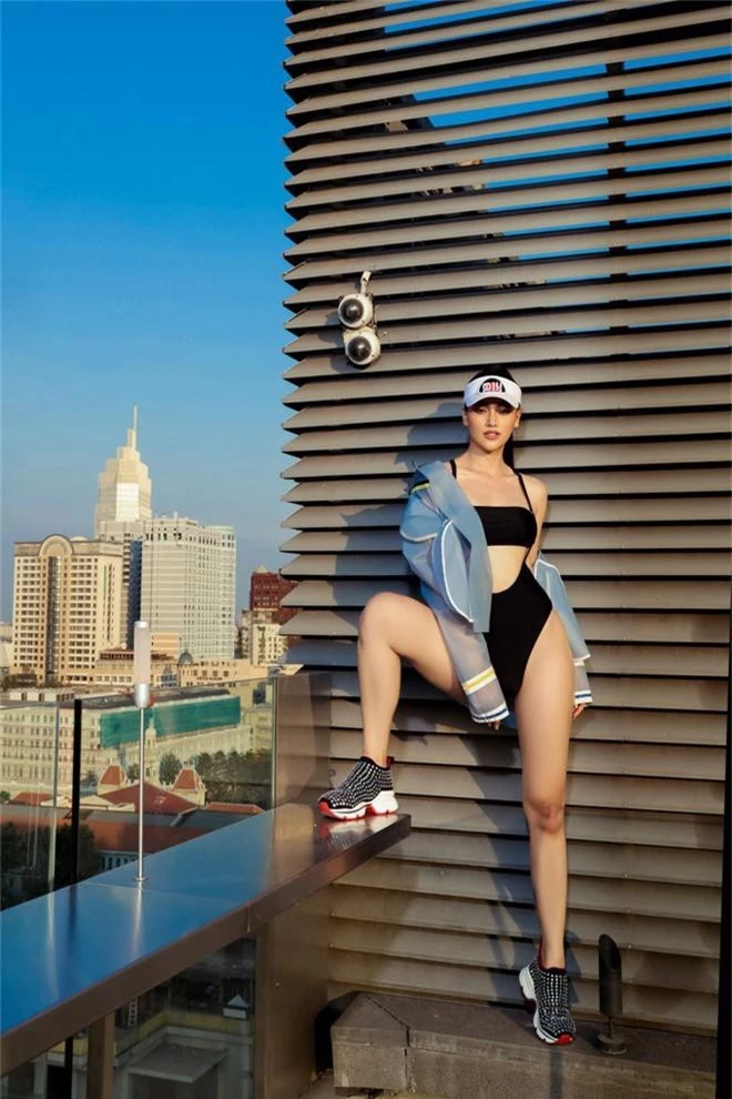 Hoa hậu Phương Khánh mặc bikini khoe body nóng bỏng, chân dài thẳng tắp trên nóc toà nhà cao tầng - Ảnh 17.