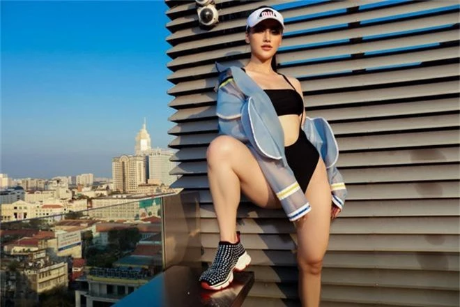 Hoa hậu Phương Khánh mặc bikini khoe body nóng bỏng, chân dài thẳng tắp trên nóc toà nhà cao tầng - Ảnh 18.