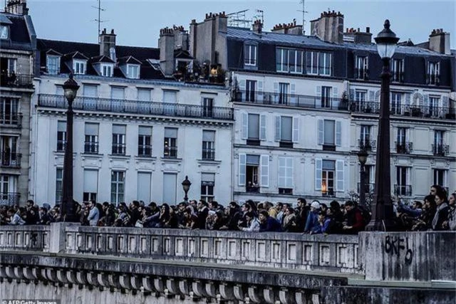 Người dân Paris bật khóc quỳ gối cầu nguyện khi lửa nhấn chìm Nhà thờ Đức Bà - 14