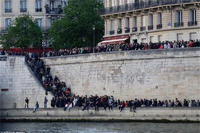 Người dân Paris bật khóc quỳ gối cầu nguyện khi lửa nhấn chìm Nhà thờ Đức Bà - 17