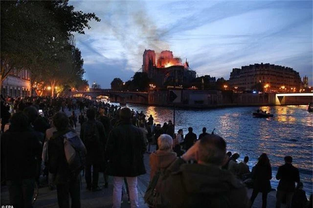 Người dân Paris bật khóc quỳ gối cầu nguyện khi lửa nhấn chìm Nhà thờ Đức Bà - 7