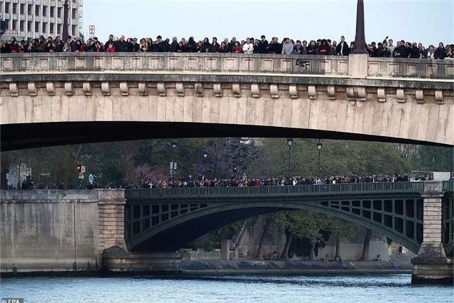 Người dân Paris bật khóc quỳ gối cầu nguyện khi lửa nhấn chìm Nhà thờ Đức Bà - 8