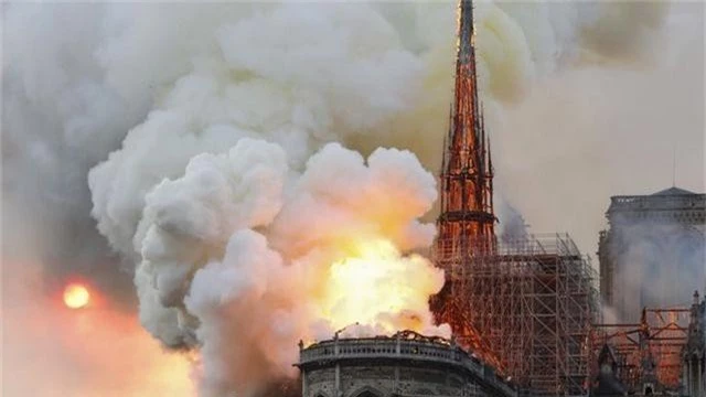 Những hình ảnh đầu tiên bên trong Nhà thờ Đức Bà Paris sau hỏa hoạn dữ dội - 1