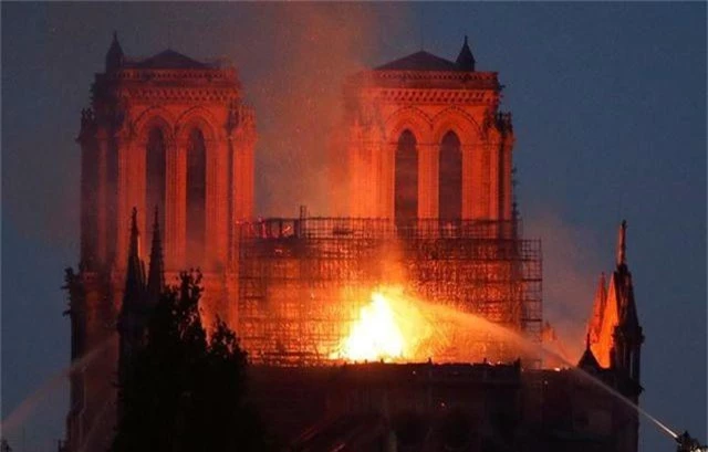 Những hình ảnh đầu tiên bên trong Nhà thờ Đức Bà Paris sau hỏa hoạn dữ dội - 12