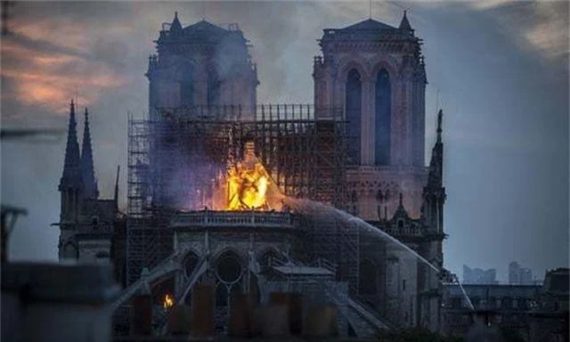 Những hình ảnh đầu tiên bên trong Nhà thờ Đức Bà Paris sau hỏa hoạn dữ dội - 13