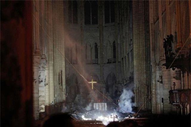 Những hình ảnh đầu tiên bên trong Nhà thờ Đức Bà Paris sau hỏa hoạn dữ dội - 2