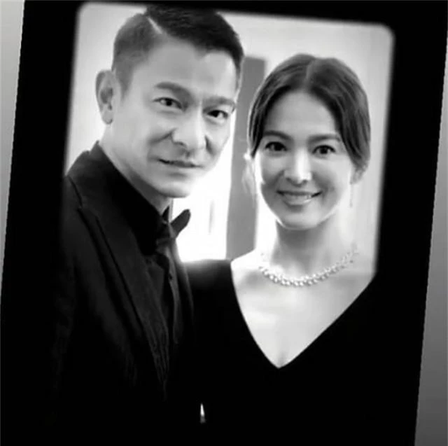 Song Hye Kyo lại khiến fan đồn đoán vì không đeo nhẫn cưới - 10