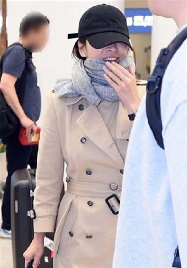Song Hye Kyo lại khiến fan đồn đoán vì không đeo nhẫn cưới - 11