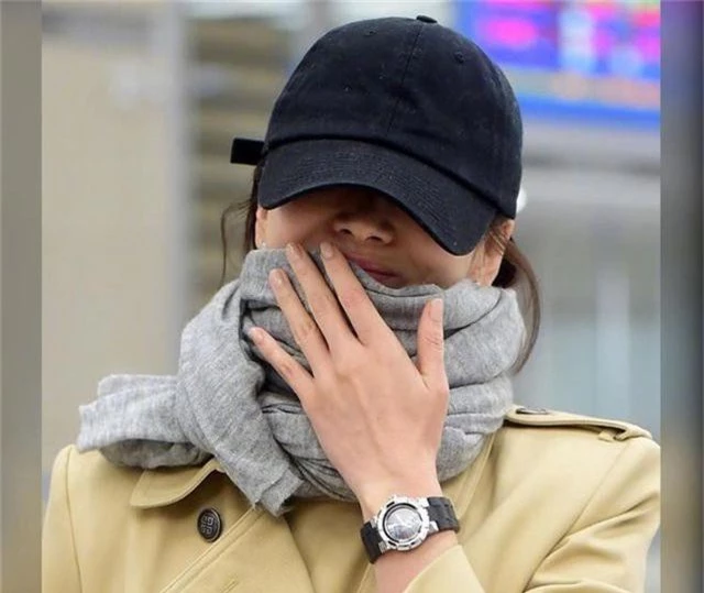 Song Hye Kyo lại khiến fan đồn đoán vì không đeo nhẫn cưới - 15