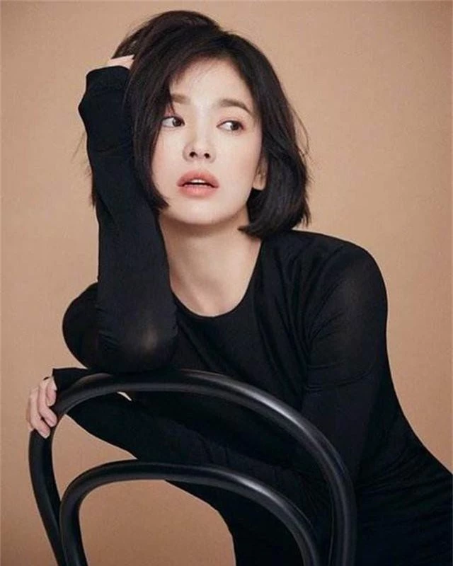 Song Hye Kyo lại khiến fan đồn đoán vì không đeo nhẫn cưới - 18