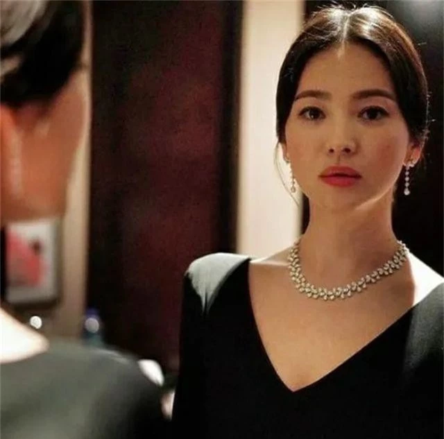 Song Hye Kyo lại khiến fan đồn đoán vì không đeo nhẫn cưới - 8
